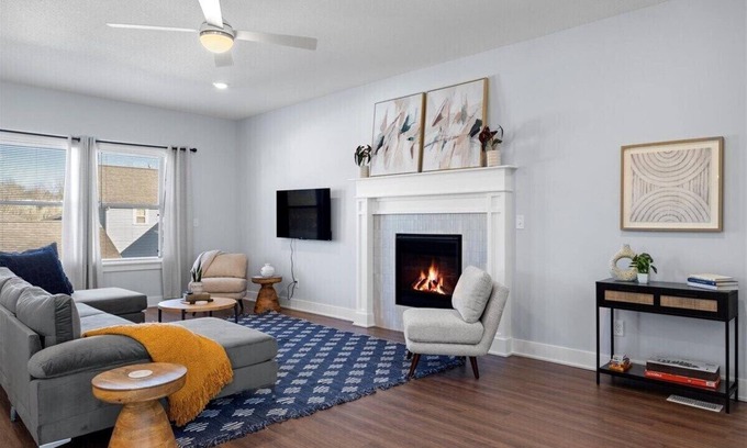 Raytown Casa | Newly Built Lux Home Sleeps 8!