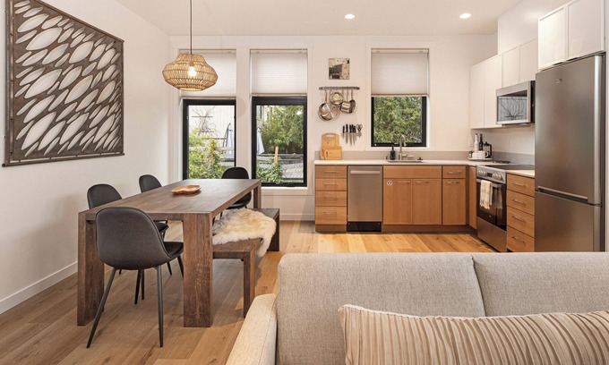 Friday Harbor Condominio | Newly Built Luxury Condo! Downtown! Haven 201