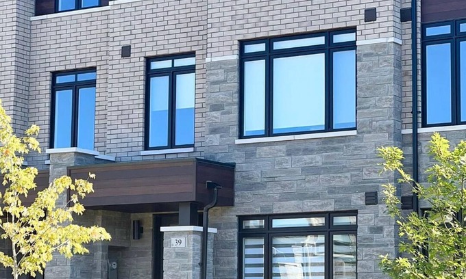 Brampton Casa | NEWLY BUILT LUXURIOUS 3BRM TOWN HS/AIRPORT/PARKING