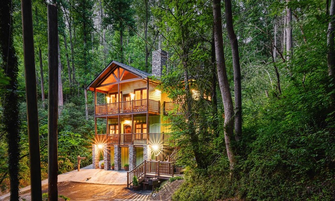 Gatlinburg Chalet De Esquí | Newly-Built Luxury Chalet w/ Hot Tub & Free Attraction Tickets- Walk to Downtown