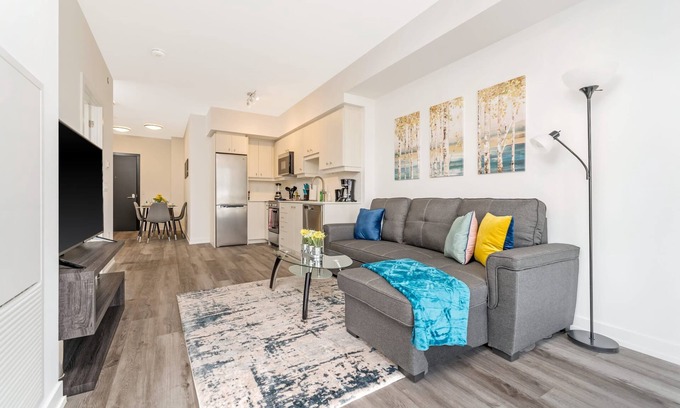 Kitchener Apartamento | Newly Built Modern Condo w Balcony & City Views