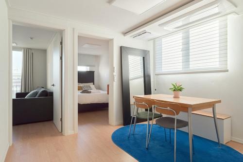 Cheongpa-dong Apartamento | Newly Built, Quiet 2BR, 10min Walk to Seoul Stn