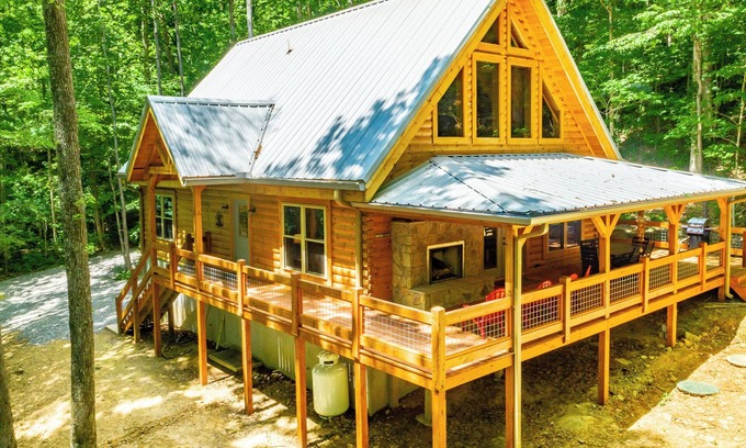 Lookout Valley Neighborhood Association Cabina | Newly Built, Secluded Log Cabin. 15 min to Downtown. Hot Tub.