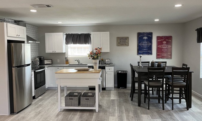 Fort Worth Cabaña | Newly built spacious stand alone cottage close to Fort Worth