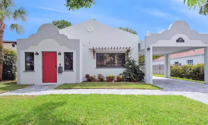 Poiciana Park II Casa | Newly Constructed Luxe 3BR Home Downtown | Airport