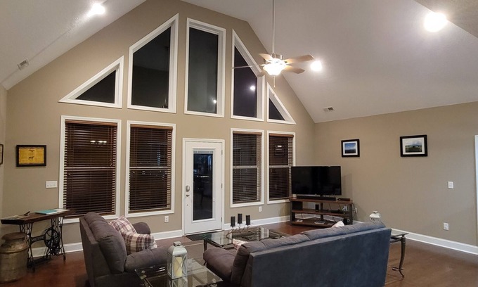 Hendersonville Casa | Casa de montaña de nueva construcción con garaje.Maravillosas vistas, pero cerca de la ciudad!