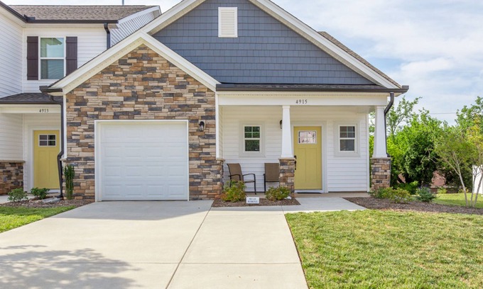 Greensboro Condominio | Newly Constructed Modern Townhome
