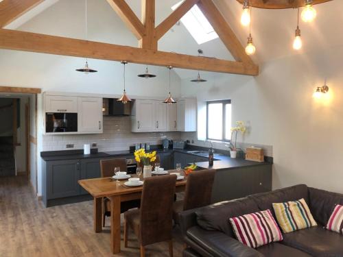 Hendrerwydd Casa | Newly Converted Luxury Barn With Private Hot Tub