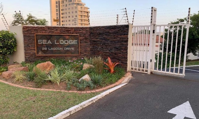 Umhlali Apartamento | Newly decorated 3 Bedroom Family Apartment with direct beach access .
