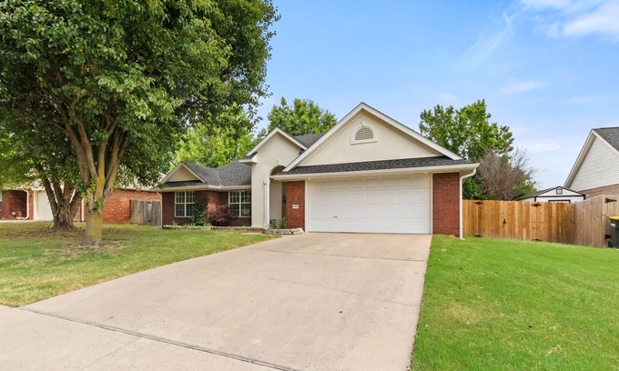 Johnson Casa | Newly decorated/great location, convenient to UoA, Walmart Amp, and all of NWA