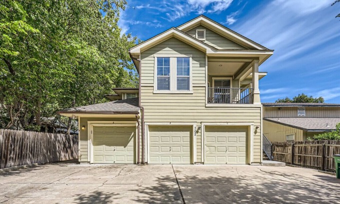 North Loop Casa | Newly Designed 3/2 Townhouse close to Domain / DT / SXSW Top Spots!