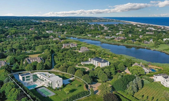 Bridgehampton Casa | Newly developed contemporary home situated on 1.5 acres.