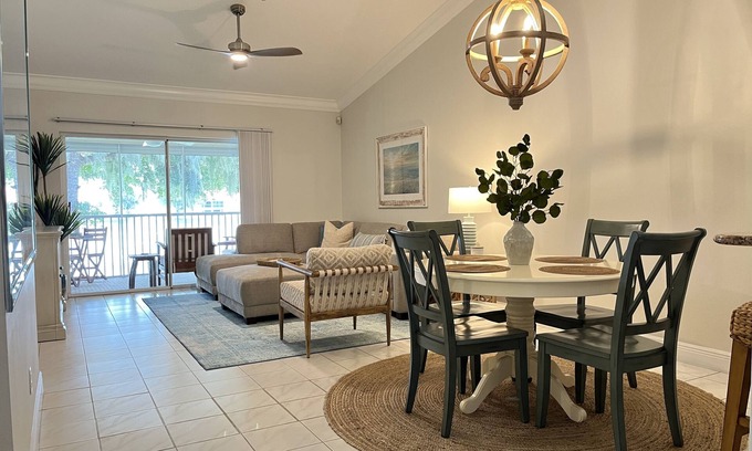 Naples Condominio | Newly furnished 2/2+Den 1,315 sq ft condo!