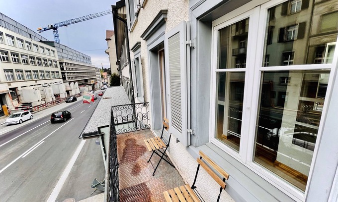 St. Gallen Apartamento | Newly Furnished Beautiful old Building Apartment in the Center With Apple TV O1
