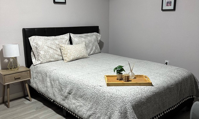 Nut Tree Cama Y Desayuno | Newly Furnished, Private One Bedroom, One Bath with Laundry Room in Vacaville