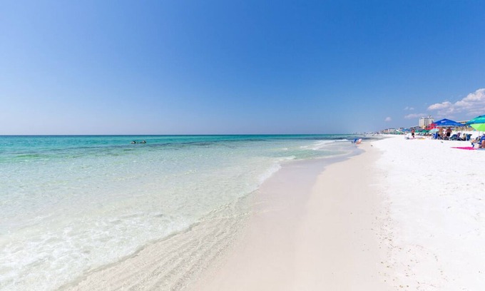 Indian Bayou Condominio | Newly furnished remodeled 1st fl condo w/pool in heart of Destin close to beach!