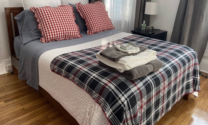 West Roxbury Apartamento | Newly Furnished Studio Apartment walk to Train&Buses in Boston