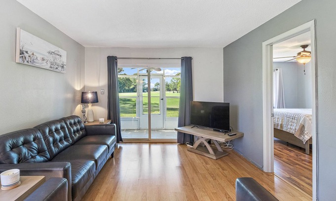 New Port Richey Condominio | Newly furnished 2-beds condo w/ golf course view!