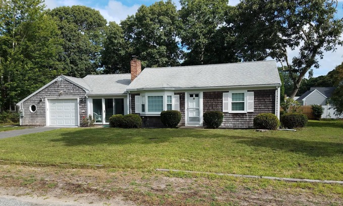 South Yarmouth Casa | NEWLY LISTED! Adorable Mid Cape Ranch