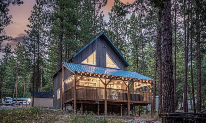 Leavenworth Cabina | Newly owned Cabin w/ private hot tub, A/C & covered deck - Dog Friendly!
