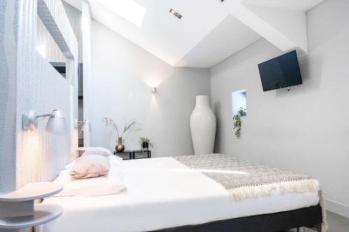 Oss Casa | Newly Refreshed Weaving Mill Stay Free Parking