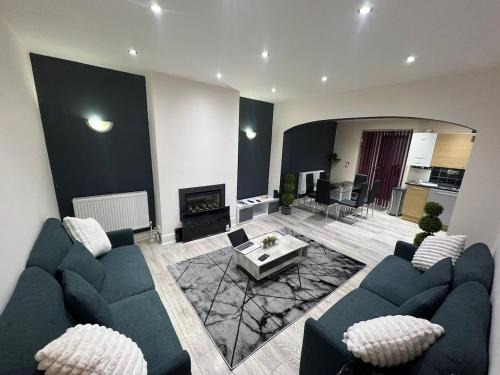 Bilston Casa | Newly Refurbed 5 Bed House for Contractors, Families & Relocation- Cosely Wolverhampton