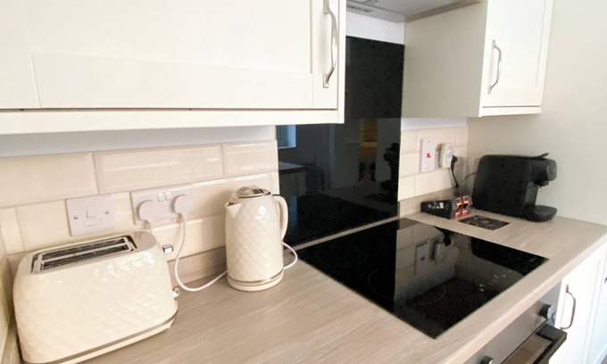 Worksop Casa | Newly Refurbished 2-Bed with Patio, Netflix & Wi-Fi
