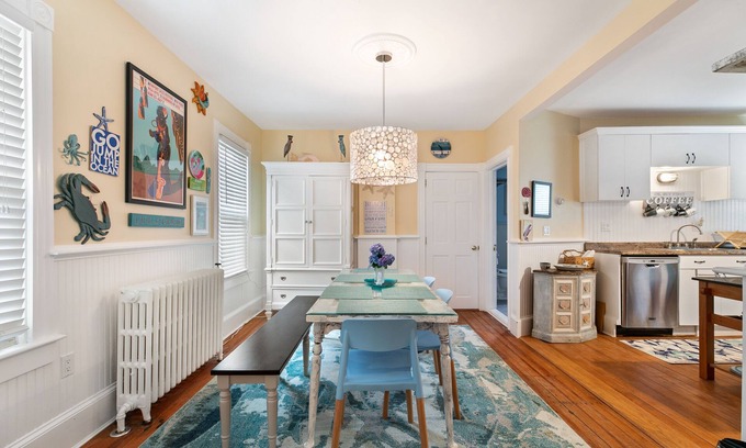 Fifth Ward Cabaña | Newly refurbished house within short walking distance of town. Private driveway!