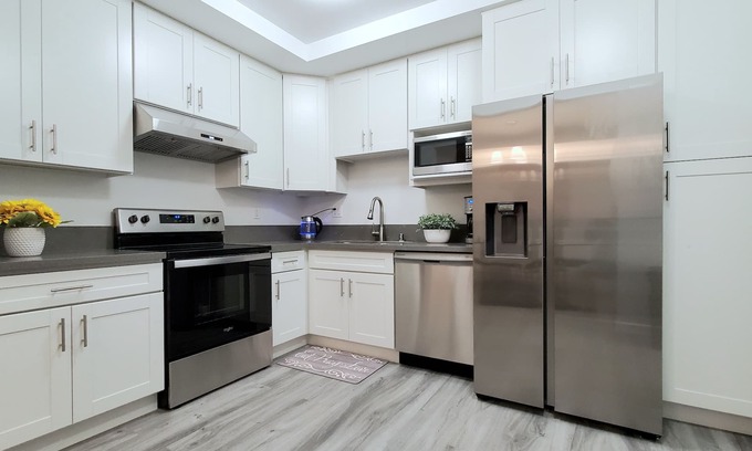 North of Wilshire Casa | Newly remodeled 2+2.5 Townhouse in Prime Santa Monica - assigned parking space