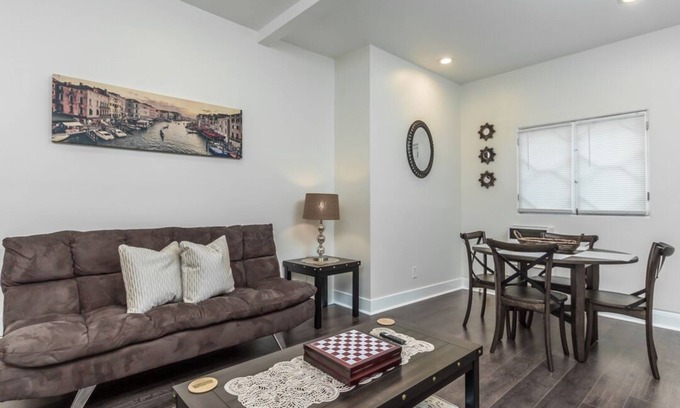 Pico-Union Apartamento | NEWLY REMODELED! 2BR 1BA near LA Convention Center
