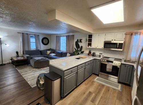 Fairbanks Apartamento | Newly Remodeled 3 Bedroom - Bright & Centrally Located Stay