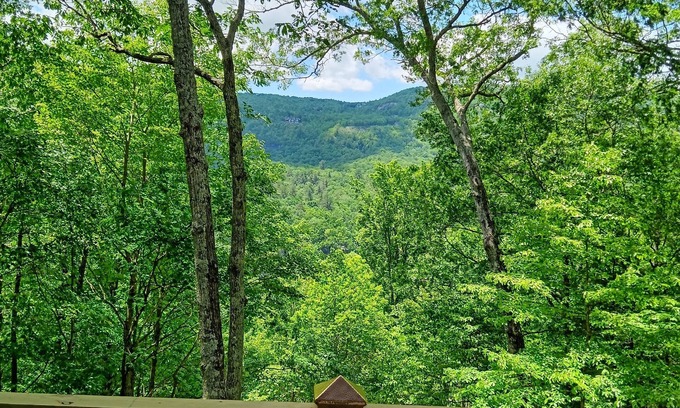 Lake Toxaway Casa | Newly remodeled 3-bedroom house with private hot tub, in welcoming Lake Toxaway.