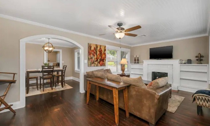 Van Buren Casa | Newly Remodeled 3BR in Town · Cherry Street