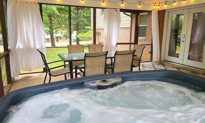 Buechel Apartamento | Newly Remodeled 3BR with Hot Tub and Game Room