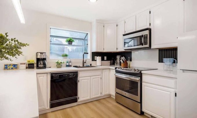 Renton Casa | Newly Remodeled 4b2b Designer Home – Luxury Stay!