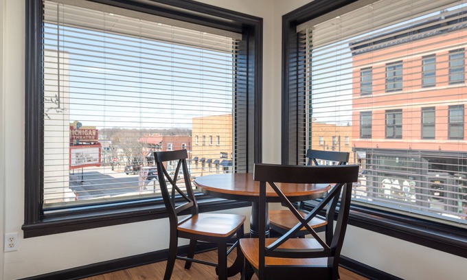 South Haven Apartamento | Newly Remodeled Apartment in Downtown South Haven
