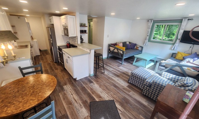 Northport Apartamento | Newly remodeled bright garden apartment right in the Village of Northport, MI!