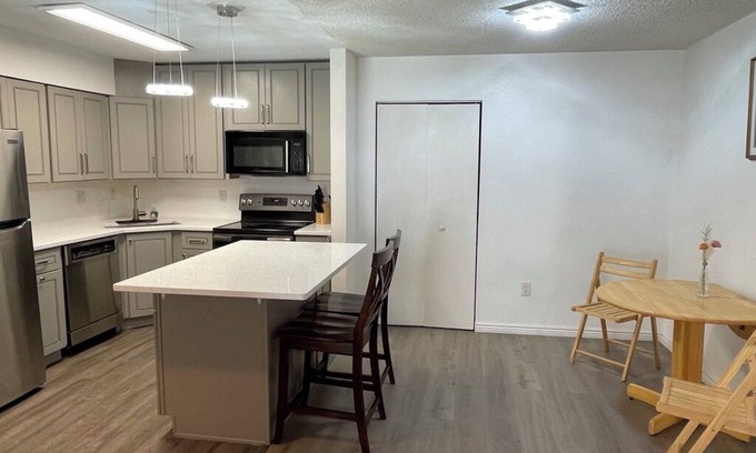 Aurora Condominio | Newly remodeled condo for travel professionals and interns