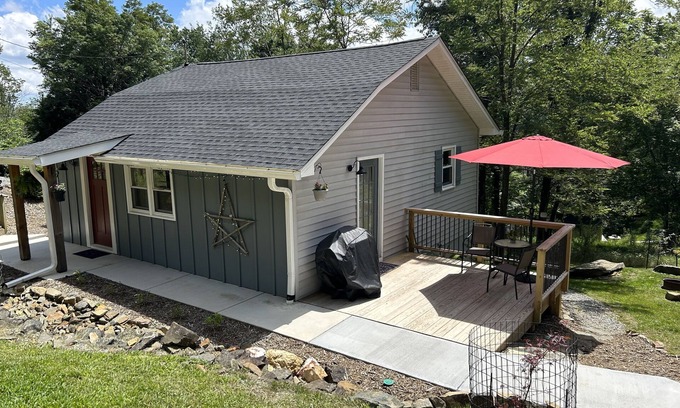 Boone Cabaña | Newly Remodeled Cozy Downtown Cottage