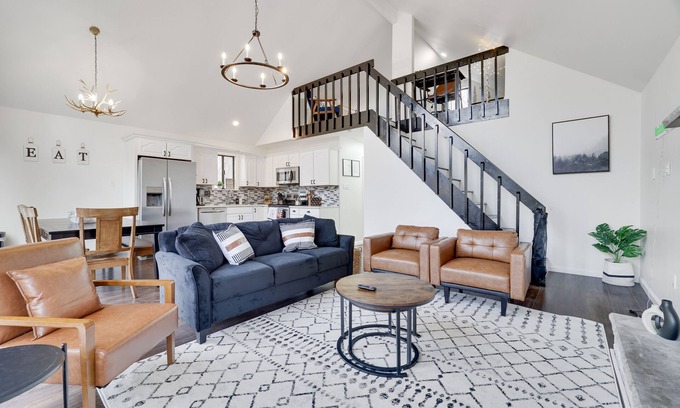 Lake Harmony Estates Casa | Newly remodeled, EV Charger, King bed, Game & Movie room, Family-Pet-friendly!