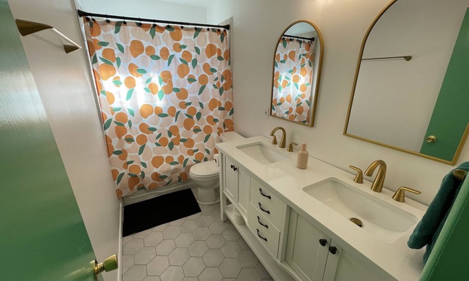 Jenks Casa | Newly remodeled family friendly home in Jenks. Walking distance to Aquarium.