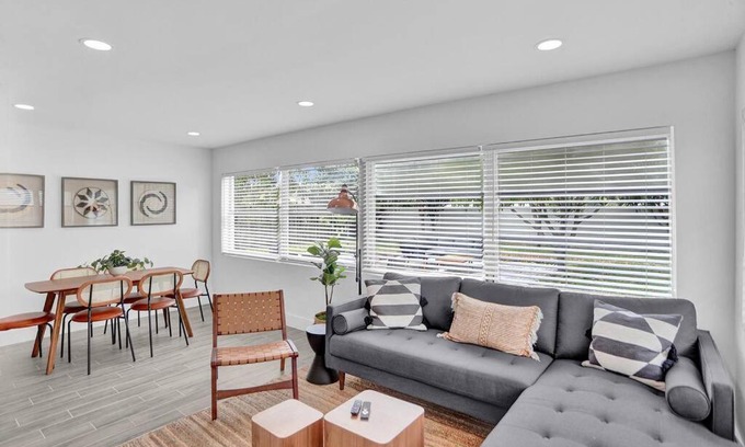 North Andrews Gardens Casa | Newly Remodeled Home with Backyard BBQ, FL
