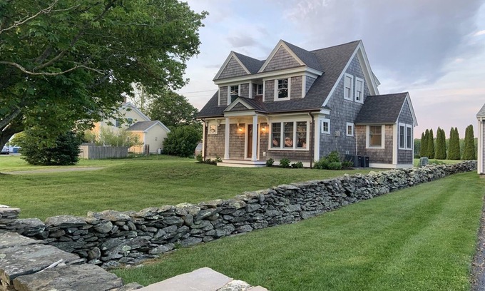 Middletown Casa | Newly remodeled home-Stay close to beach w/easy access to Newport