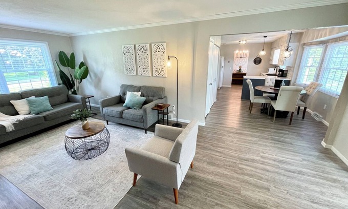 Bedford Casa | Newly remodeled home on big lot with sunroom, game room and grilling area!
