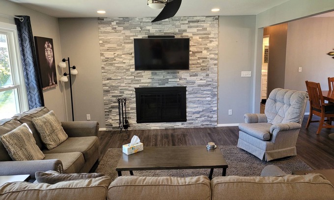 Rothschild Casa | Newly Remodeled In The heart Of The Suburbs