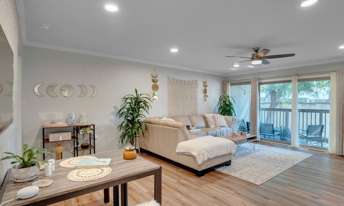 Pinole Condominio | Newly remodeled light filled condo
