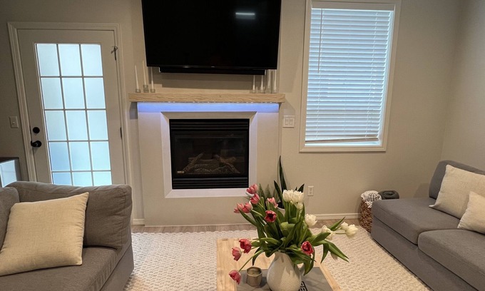 Minnehaha Casa | Newly Remodeled Modern Home in a quiet area- Center of Vancouver!