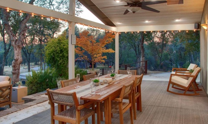 Mariposa Casa | Newly Remodeled Modern Farmhouse, 3+ Private Acres, Hot Tub, Game Room and More!