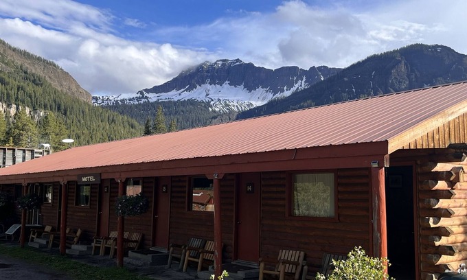 Cooke City-Silver Gate Apartamento | Newly Remodeled Motel Room with 1 Queen Bed, Bathroom with shower. Mini Fridge, Coffee Maker. Situated close to the General Store in Silver Gate, MT