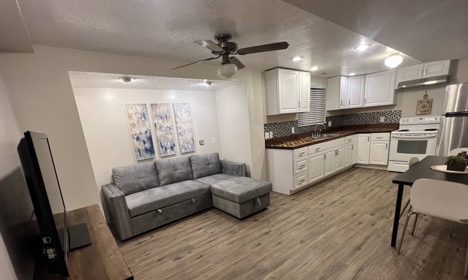 Layton Apartamento | Newly remodeled mother in law basement apartment.